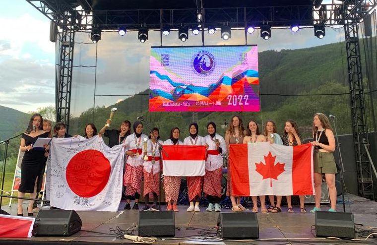Tim arum jeram putri Indonesia berhasil mengibarkan bendera merah putih setelah tampil sebagai juara pertama dalam kegiatan WRC 2022 di Bosnia. SIWO Indonesia