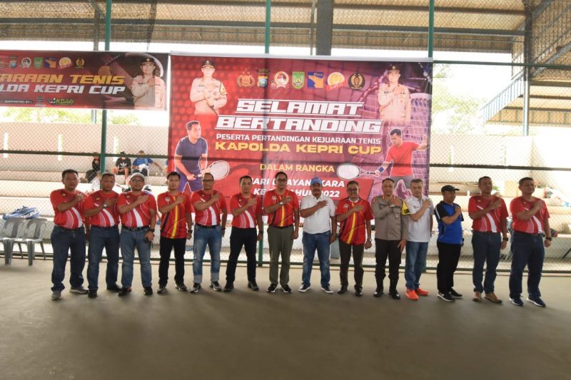Para PJU Polda Kepri dan Komandan TNI di Batam disela-sela pembukaan kejuaraan tenis dalam rangka HUT Bhayangkara ke-76. foto Polda Kepri