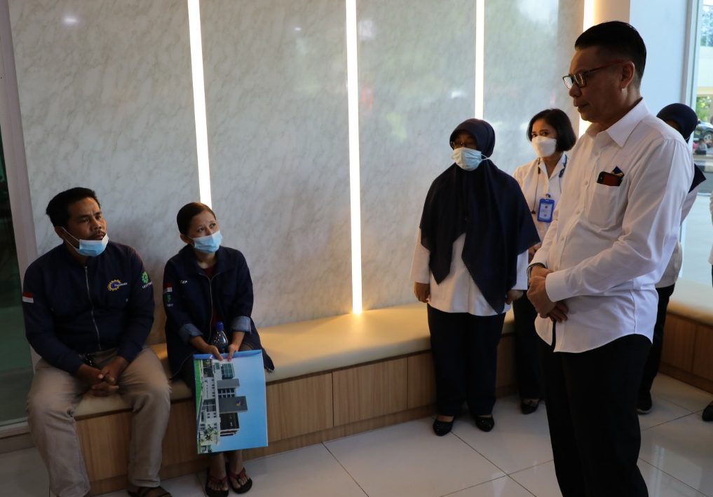 Direktur RSBP Batam Afdhalun A. Hakim berdialog dengan salah satu orang tua pasien terkait renovasi baru tersebut, ternyata orang tua pasien menyambut gembira keberadaan poli anak yang representatif tersebut. foto bp batam