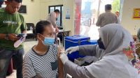 Salah seorang peserta tengah mendapatkan suntikan vaksinasi covid-19 dari Nakes di Mapolsek Batu Ampar. foto bu rete