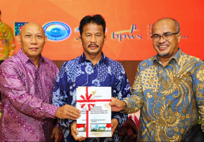 Kepala BP Batam, Muhammad Rudi (tengah) usai menerima laporan keuangan BP Batam dengan predikat WTP. foto bpbatam