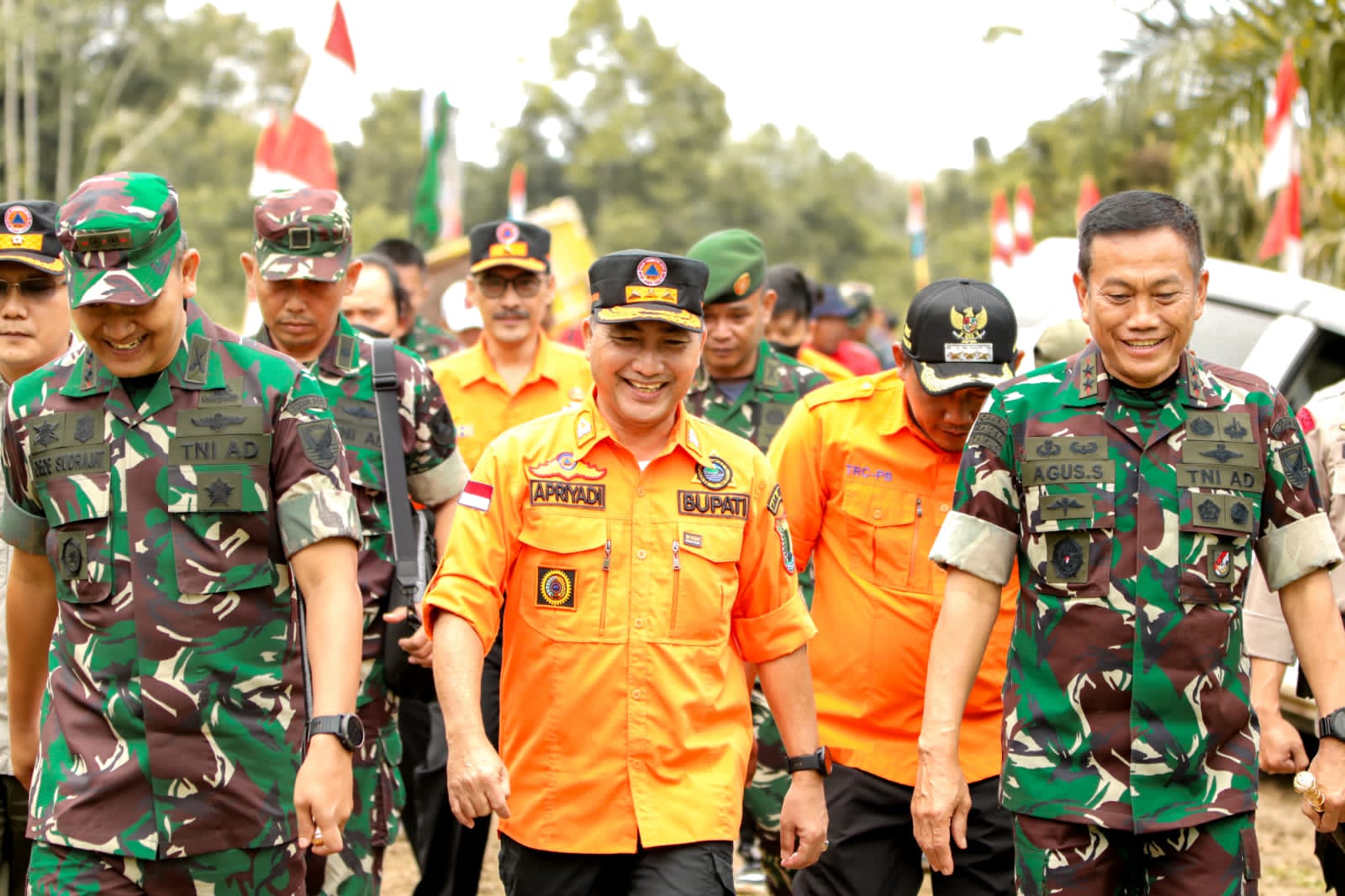 Pj Bupati Drs Apriyadi MSi dampingi Pangdam ll Mayjen TNI Agus Suhardi meninjau langsung titik rawan Kahutbunlah di Muba Sumatera Selatan. Foto berry
