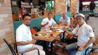 Sekum Percasi Batam, Nurdin Simanjuntak dan Pendiri Perapat Kota Batam, Saparuddin Muda bersama segenap panitia turnamen catur Rosano Cup I tahun 2022 di Batam Center. Foto panitia