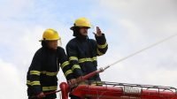 Dua personil tengah melakukan simulasi pemadaman kebakaran sebagai bentuk antisipasi. Foto BP Batam