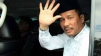 Walikota Batam, Muhammad Rudi melambaikan tangan sembari meninggalkan awak media yang berusaha mewawancarai. Foto net