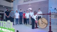 CEO Central Group, Princip Muljadi memukul gong menandai dibukanya Central Property Festival Sabtu, 30 Juli di Mega Mall, Batam Centre. Dan akan berlangsung hingga 8 Agustus mendatang. foto ayunus