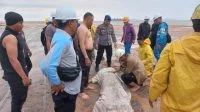 Sejumlah personil Satpol Airud Polres Karimun memeriksa kondisi fisik korban yang diduga terjatuh ke laut saat bekerja. foto polres Karimun