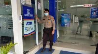 Personil Polsek Batu Ampar memantau langsung kondisi salah satu ATM Centre di wilayah hukumnya. foto endang