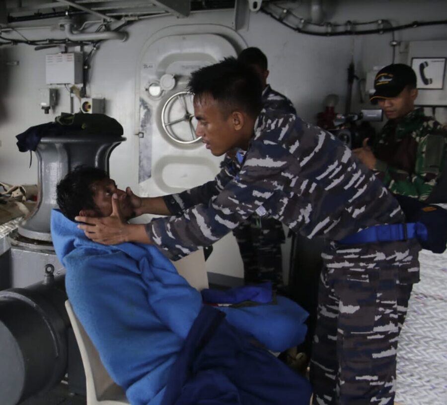 Tim dokter dari TNI AL tengah memeriksa kondisi kesehatan satu dari empat korban yang berhasil dievakuasi. dok TNI AL