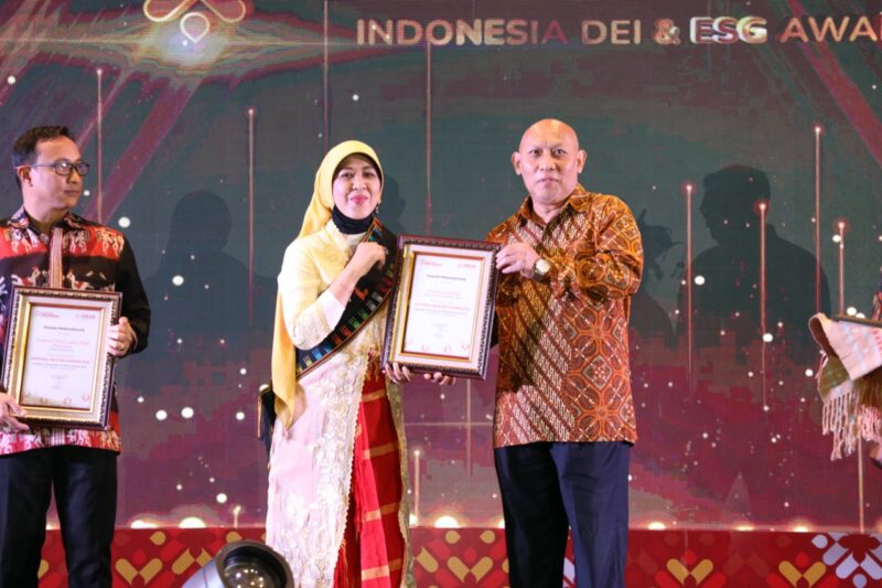 Perwakilan dari BP Batam saat menerima anugerah sebagai kepala lembaga terpopuler. foto bpbatam