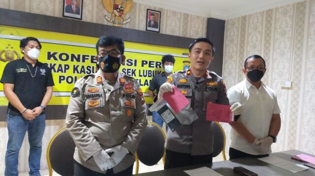 Unit Reskrim Lubuk Baja dan Humas Polresta Barelang memberikan penjelasan terkait knologis pencurian ke awak media. foto berry