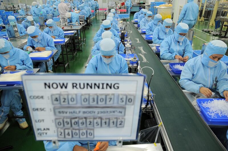 Pekerja kembali bergairah menyongsong pertumbuhan ekonomi Batam yang terus meningkat. foto bpbatam