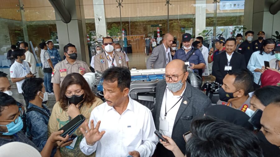 Kepala BP Batam yang juga Walikota Batam, Muhammad Rudi memberikan penjelasan ke jurnalis terkait pelaksanaan dan juga terkait perkembangan industri maritim Batam. foto ayunus 