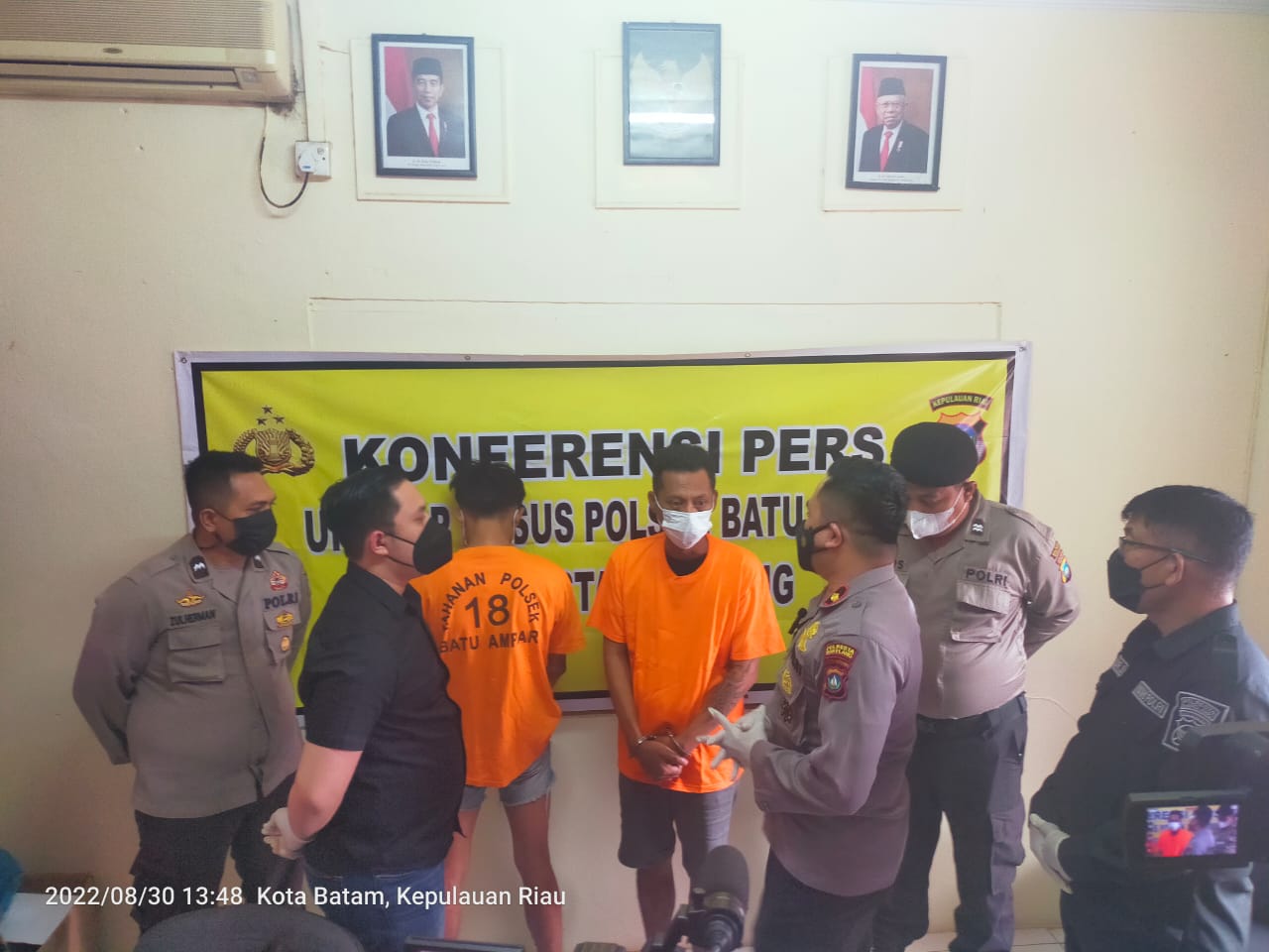 Kapolsek Batu Ampar, Kompol Salahuddin mengitrogasi pelaku penikaman di pujasera Hotel Pasific. foto endang