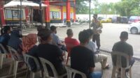Personil Polsek Batu Ampar memberikan sosialiasi ke masyarakat Kampung Seraya tentang pentingnya menerapkan Protokol Kesehatan (Prokes). foto endang