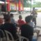 Personil Polsek Batu Ampar memberikan sosialiasi ke masyarakat Kampung Seraya tentang pentingnya menerapkan Protokol Kesehatan (Prokes). foto endang