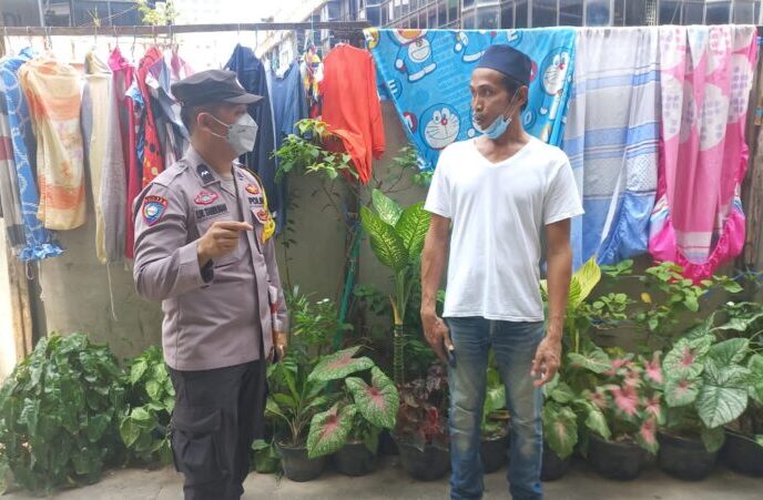 Personil dari Polsek Batu Ampar turun langsung menemui masyarakat di Seraya dan menyampaikan imbauan Kamtibmas dan ajakan bervaksin. foto endang