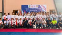 Ketua Umum KONI Batam, Iskandar Alamsyah, didampingi Wakil Ketua KONI Aldi Samjaya berfoto bersama para atlet karate diajang seleksi atlet Karate untuk mewakili Batam di Porprov November mendatang. foto dokumen Forki Batam