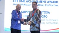 Direktur Utama PT Medco Energi Internasional Tbk (MedcoEnergi), Hilmi Panigoro saat menerima lifetime achievment award. foto panitia