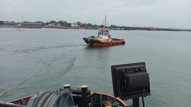 Proses evakuasi Tagboat yang kandas karena arus yang besar. foto endang