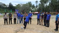 Putra daerah asli Desa Kote, Tabarani menendang bola pertama menandai dibukanya Piala Muhammad Rudi Desa Kote 2022. foto bpbatam