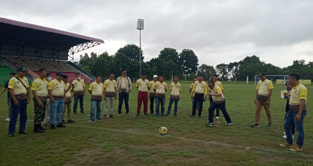 Sekdako Batam, Jefridin Hamid menendang bola pertama menandai dimulainya Liga Batam Tahun 2022 yang digelar oleh Askot PSSI Batam. foto ayunus