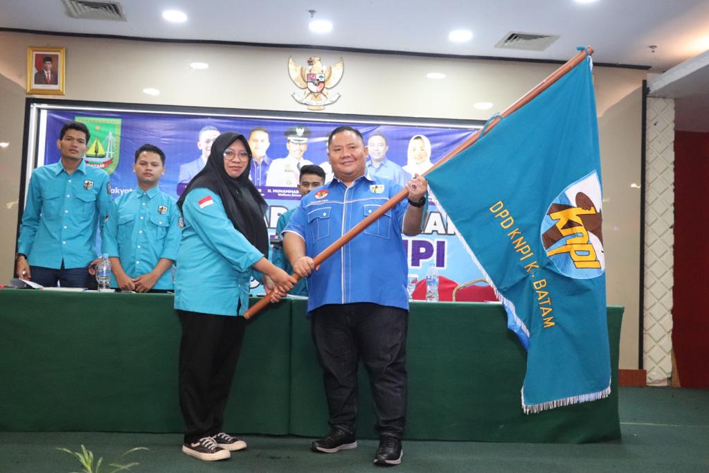 Hazarin Firda mendapatkan benderapa pataka KNPI Kota Batam sebagai tanda telah terpilih aklamasi pimpin KNPI Kota Batam. foto rete