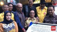 Politisi senior Partai Golkar, Akbar Tanjung menyatakan dukungan secara terbuka ke Anis Baswedan. Akbar bersama sejumlah kader Golkar. foto internet