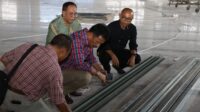 Kepala BP Batam, Muhammad Rudi turun langsung memantau renovasi plafon Masjid Tanjak, di kawasan Bandara International Hang Nadim. foto bpbatam