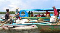 Menteri KKP RI, Sakti Wahyu Trenggono menyempatkan diri naik pompong guna melihat langsung aktivitas perikanan di Tanjungpinang. foto roni