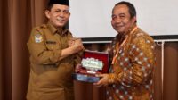Gubernur Kepulauan Riau, H. Ansar Ahmad (kiri) bertukar cinderamata dengan Dirut PT. PLN Bright Batam Muhammad Irwansyah di Hotel CK Tanjungpinang. foto ptplnbm