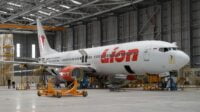 Sejumlah mekanik dari Lion Air tengah melakukan perawatan, pengecekan dan pemeriksaan armada sebelum diterbangkan. foto danang