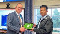 Kepala BP Batam, Muhammad Rudi menerima cinderamata dari perwakilan Park Campus - Nottingham University, Inggris. foto bpbatam