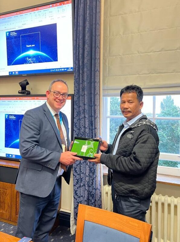Kepala BP Batam, Muhammad Rudi menerima cinderamata dari perwakilan Park Campus - Nottingham University, Inggris. foto bpbatam