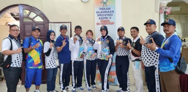 Ketua Umum KONI Batam, Iskandar Alamsyah bersama tim menembak Kota Batam yang sudah berjaya di Porprov V. Foto wnt