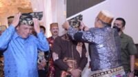 Ketua DPP KKP Bone Provinsi Kepri memasangkan tanjak Bugis ke Bupati Bone sebagai bentuk penghormatan. Foto rustam