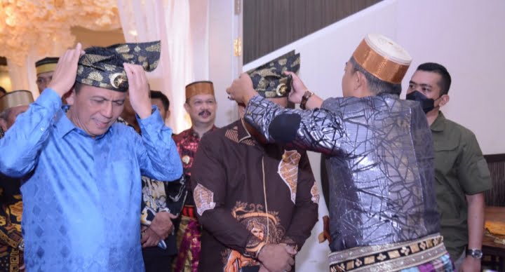 Ketua DPP KKP Bone Provinsi Kepri memasangkan tanjak Bugis ke Bupati Bone sebagai bentuk penghormatan. Foto rustam