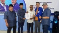 Ketua DPD PAN Kota Batam, Safari Ramadhan SPDI menyerahkan SK KPPD DPD PAN Kota Batam kepada Muhammad Faizal Ola S.Sos sebagai panduan melakukan tugas penerimaan dan verifikasi Bacaleg DPRD Kota Batam. foto rete