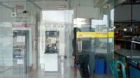 Tiga unit mesin ATM tersusun rapi di sisi kiri pintu utama masuk ke Pasar Victoria. Foto Am