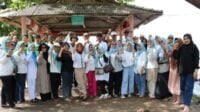 Anggota DPRD Batam Fraksi PKB, Hendrik bersama para relawannya di Pantai Melayu Batam. Foto hen