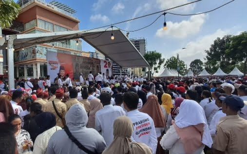 Antusias warga mengikuti rangkaian acara puncak Harlah ke-15 Gerindra di Dataran Engku Hamidah, Batam Center. Foto ays