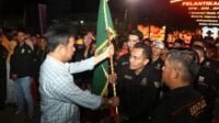 Kepala BP Batam, Muhammad Rudi menyerahkan bendera Pataka menandai pelantikan pengurus. foto bpbatam