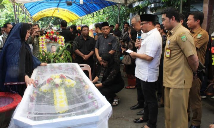 Ketua DPRD Batam, Nuryanto menyampaikan duka mendalam atas meninggalnya suami Rubina Situmorang, Anggota DPRD Batam. Foto DPRD Batam
