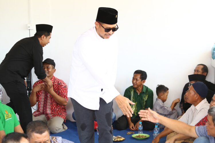 Ketua DPRD Batam, Nuryanto menyalami satu persatu warga Sleman yang hadir di acara Syawalan. foto omg