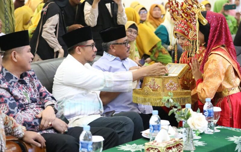 Ketua DPRD Batam, Nuryanto bersama Sekretaris Daerah Kota Batam, Jefridin saat menghadiri Musda. foto omg