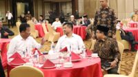 Ketua DPRD Batam, Nuryanto (tengah) terbincang ringan dengan Walikota Batam, Muhammad Rudi di acara halal bihalal FKUB Batam. foto omg