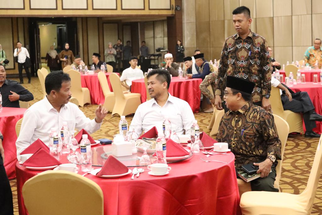 Ketua DPRD Batam, Nuryanto (tengah) terbincang ringan dengan Walikota Batam, Muhammad Rudi di acara halal bihalal FKUB Batam. foto omg