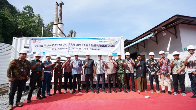 Jajaran Managem PLN Batam saat menghadiri peluncuran pembangkit kelistrik di Pulau Sabang. foto er