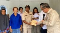 Perwakilan rombongan Partai Gerindra Provinsi Kepri menyerahkan uang tunai kepada perwakilan korban bencana kebakaran Pulau Bulu. Foto capt