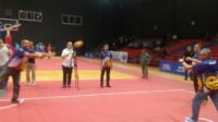 Lemparan bola dari Plt Ketum KONI Batam Rinaldi Samjaya kepada Ketua PSTI Batam Jefridin Hamid yang bertindak sebagai tekong membuka secara resmi pertandingan PSTI Cup 2023. Foto ays